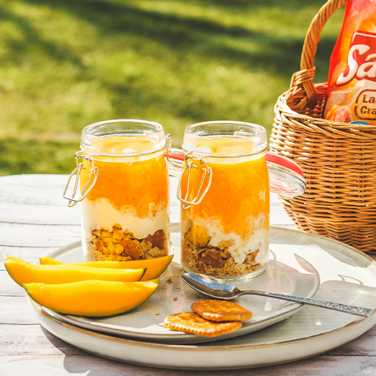 Mango-Softeis im Glas mit LaugenCracker