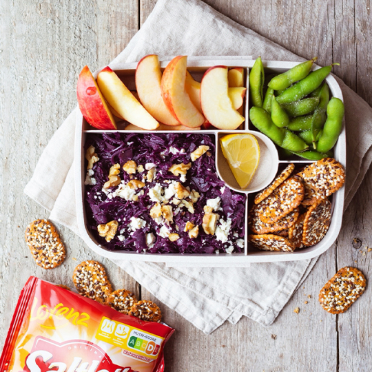 Lunch-Box mit Rotkohl-Feta-Salat und PausenCracker
