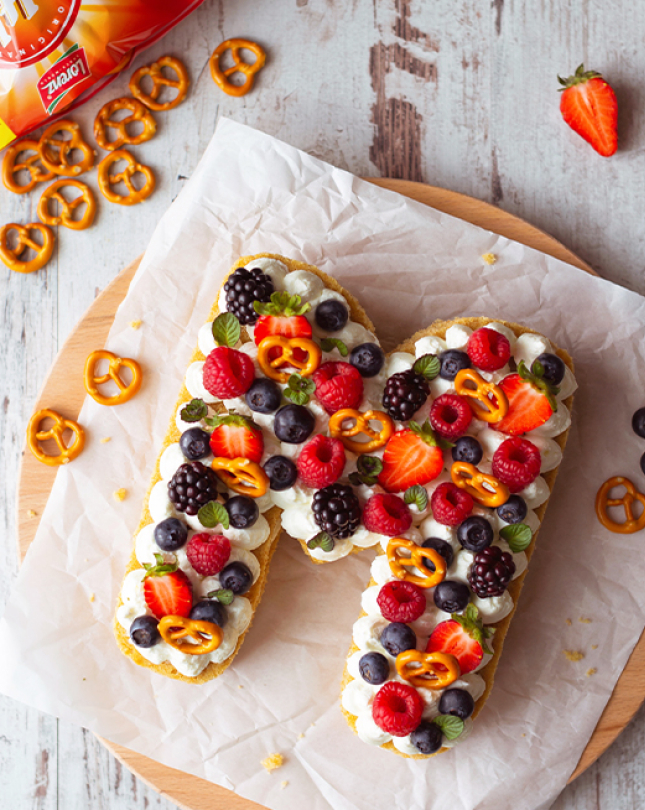 Letter Cake (M) mit frischen Beeren, Minze und Mini Salzbrezeln