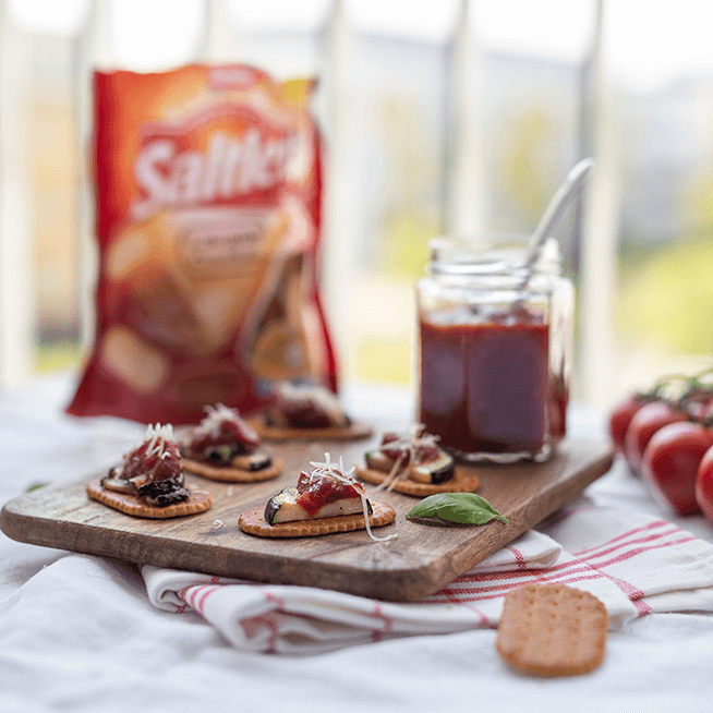 Tomaten-Chutney mit Laugencrackern